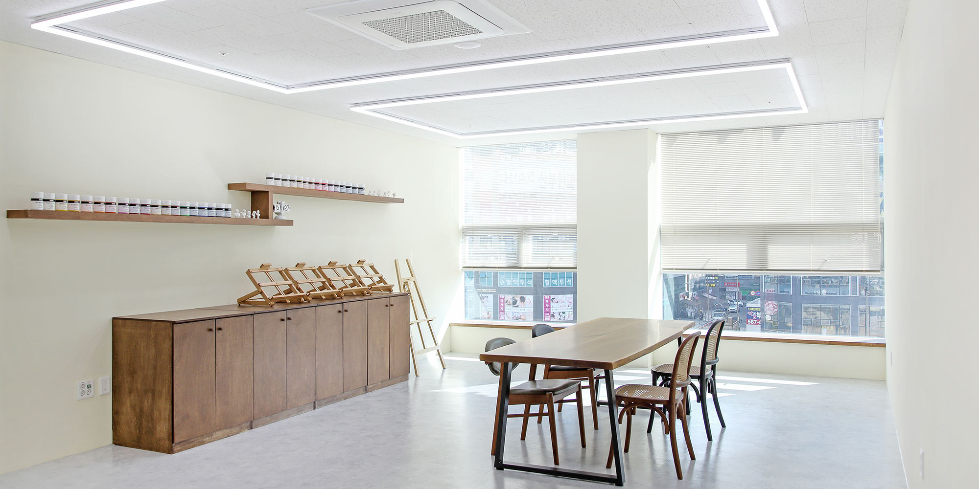 [공방] 화이트와 원목의 조합, 공방 인테리어